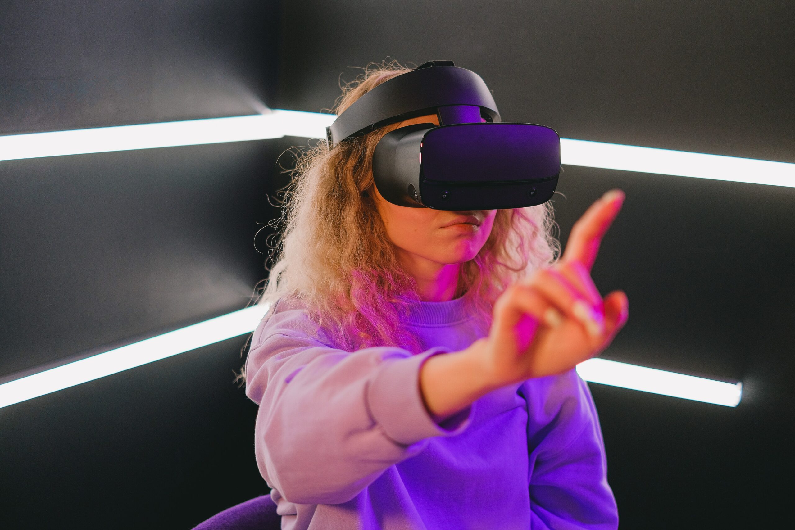 Photographie d'une femme avec un casque à réalité virtuelle