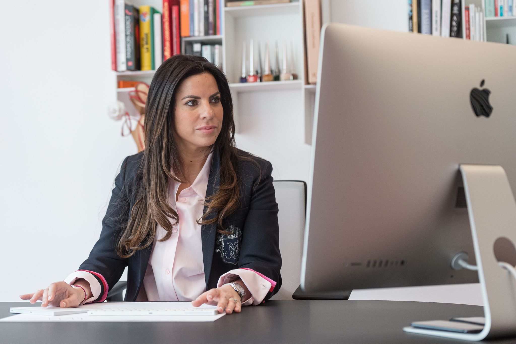 Photo corporate d’une femme assise à son bureau devant un ordinateur Photo corporate d'une femme assise à son bureau devant un ordinateur