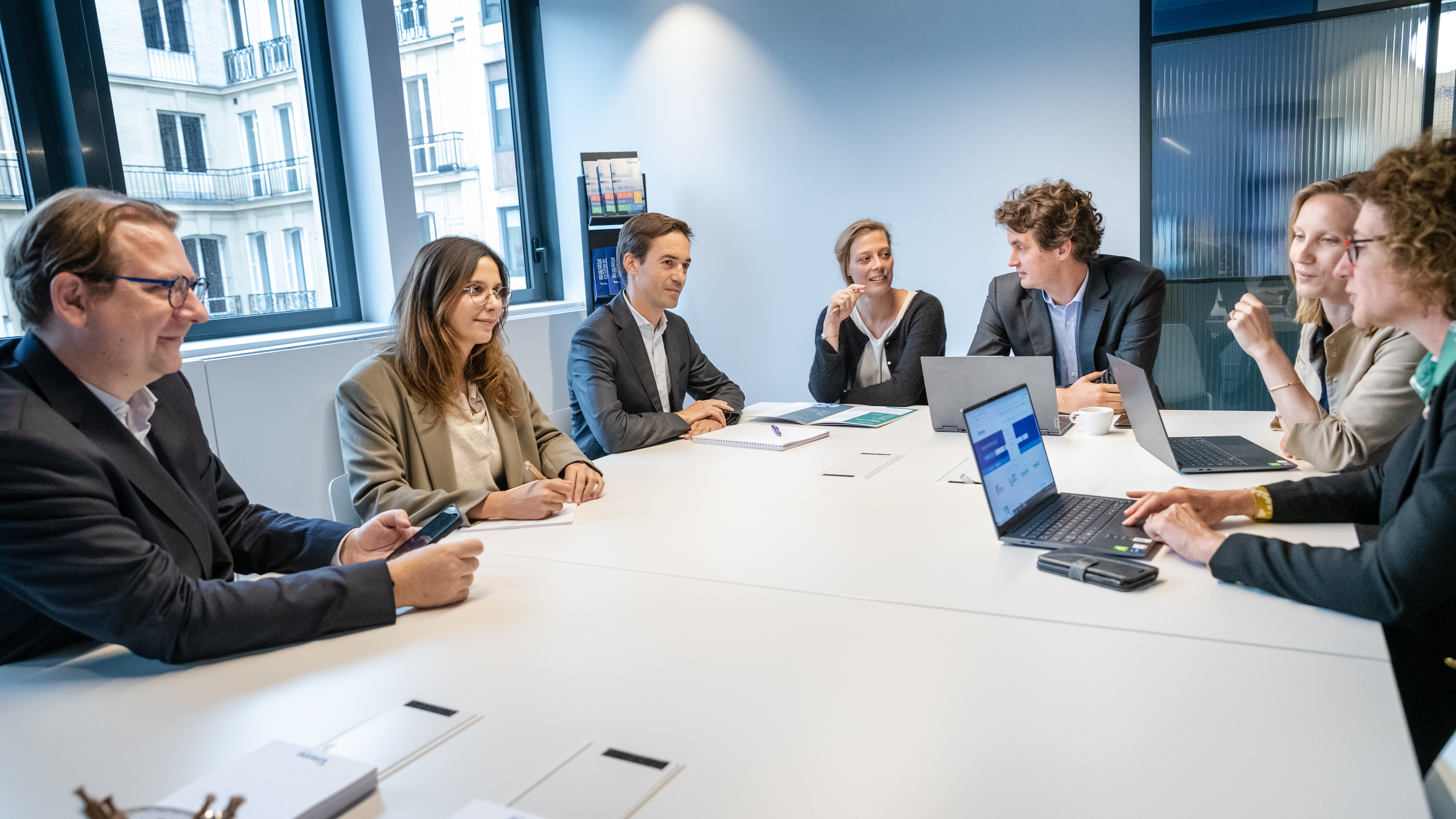 Photo corporate d'équipe en réunion