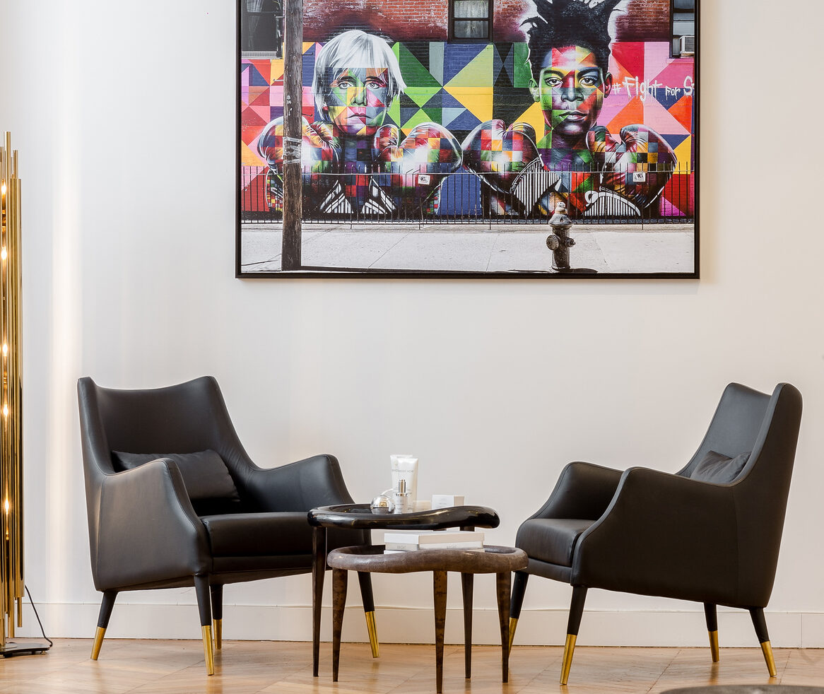 Photographie intérieur avec fauteuils et table basse Photographie intérieur avec fauteuils et table basse