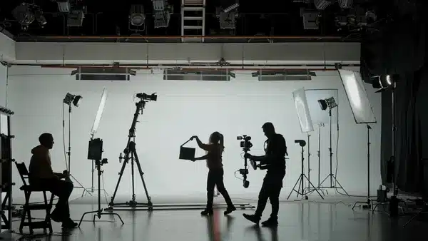 professional-filming-pavilion-white-cyclorama-600nw-2389827065 Backstage de production vidéo
