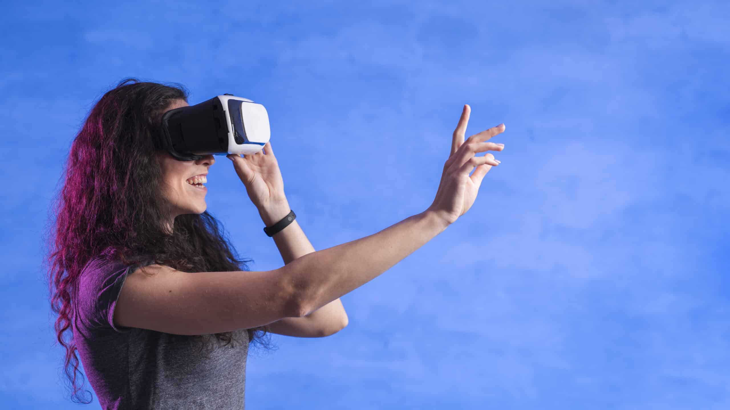 woman-playing-games-vr-set-modern-room Photographie d'une femme avec un casque à réalité virtuelle