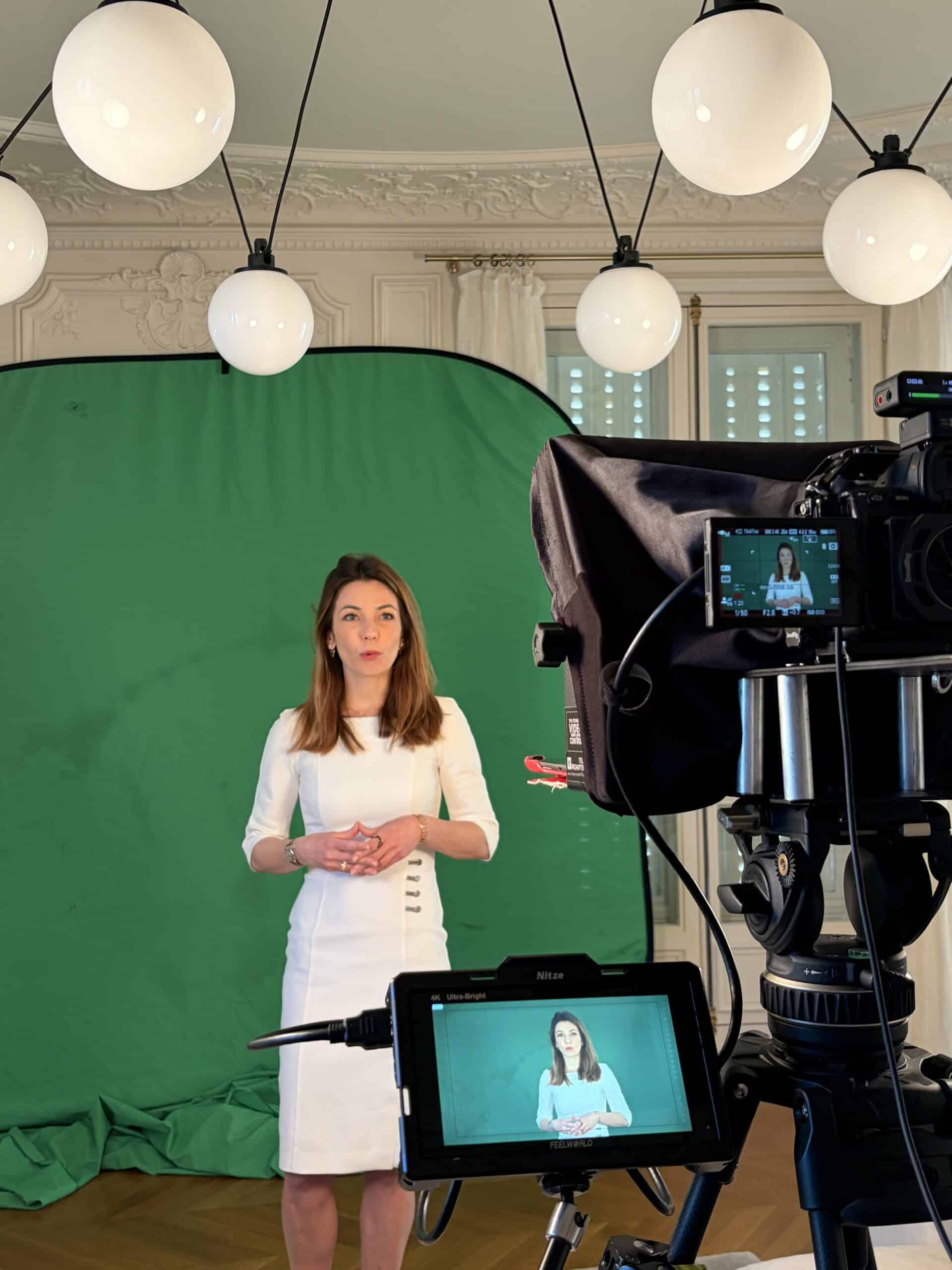 Responsable d’entreprise vidéo sur fond vert dans des bureaux parisiens Responsable d'entreprise en tournage d'interview vidéo sur fond vert, filmée par une équipe professionnelle.