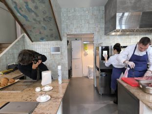 Backstage d'une production audiovisuelle en cuisine