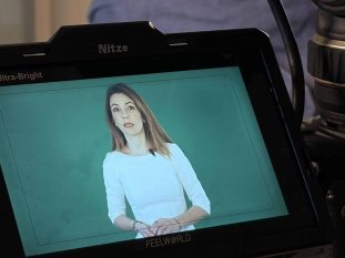 Responsable d'entreprise filmée en interview vidéo professionnelle, visible sur le moniteur de tournage lors d'une captation vidéo