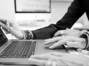 Photographie clavier main sur ordinateur avec écran ouvert