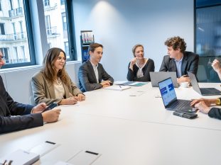 Photo corporate d'équipe en réunion
