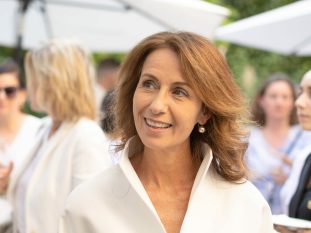 Portrait femme pendant un événement