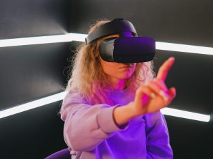 Photographie d'une femme avec un casque à réalité virtuelle