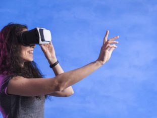 Photographie d'une femme avec un casque à réalité virtuelle